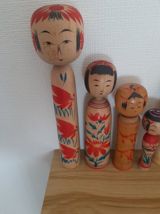 Parti med 8 traditionelle vintage kokeshi - Japan - Anden halvdel af det 20. århundrede