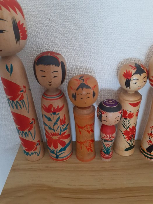 Parti med 8 traditionelle vintage kokeshi - Japan - Anden halvdel af det 20. århundrede