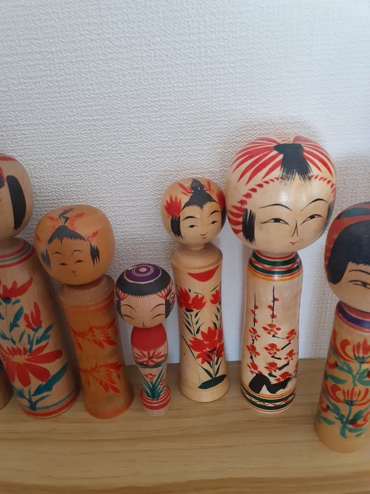 Parti med 8 traditionelle vintage kokeshi - Japan - Anden halvdel af det 20. århundrede