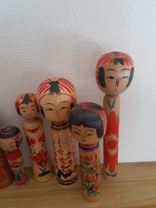 Parti med 8 traditionelle vintage kokeshi - Japan - Anden halvdel af det 20. århundrede