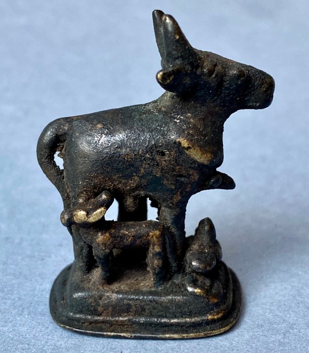 Andagtsskulptur af Nandi, det mytiske bjerg Shiva; i bunden af tilbuddene og på siden en - Engangs voks bronze støbning - Indien - Moguldynastiet - III (1627-1857)