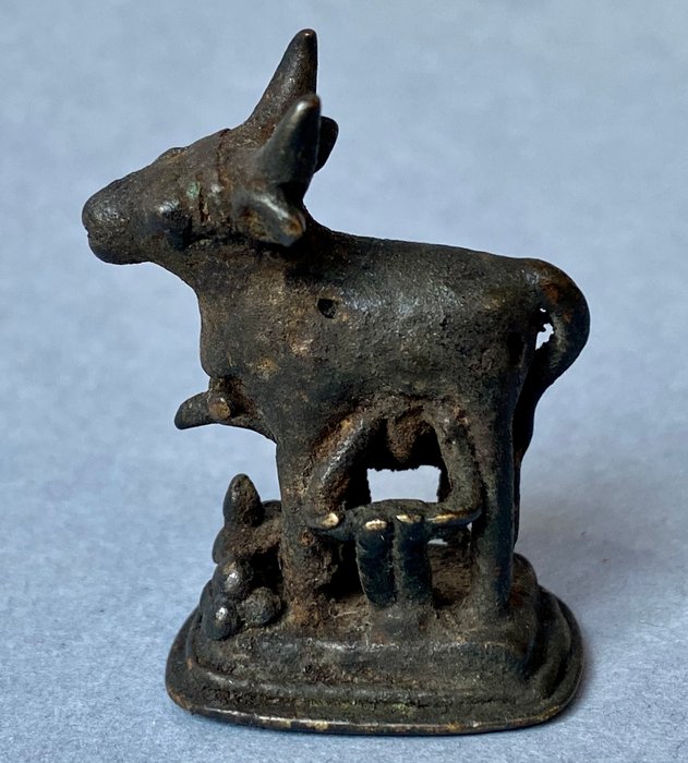 Andagtsskulptur af Nandi, det mytiske bjerg Shiva; i bunden af tilbuddene og på siden en - Engangs voks bronze støbning - Indien - Moguldynastiet - III (1627-1857)