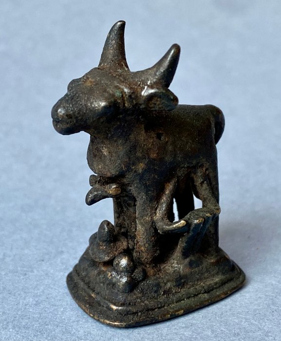 Andagtsskulptur af Nandi, det mytiske bjerg Shiva; i bunden af tilbuddene og på siden en - Engangs voks bronze støbning - Indien - Moguldynastiet - III (1627-1857)