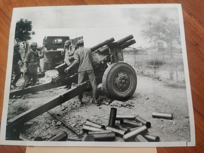 12 billeder (18x24 cm) leveret af Associated nyhedsbureau, krig i Vietnam. - Militærfotografi - 1972