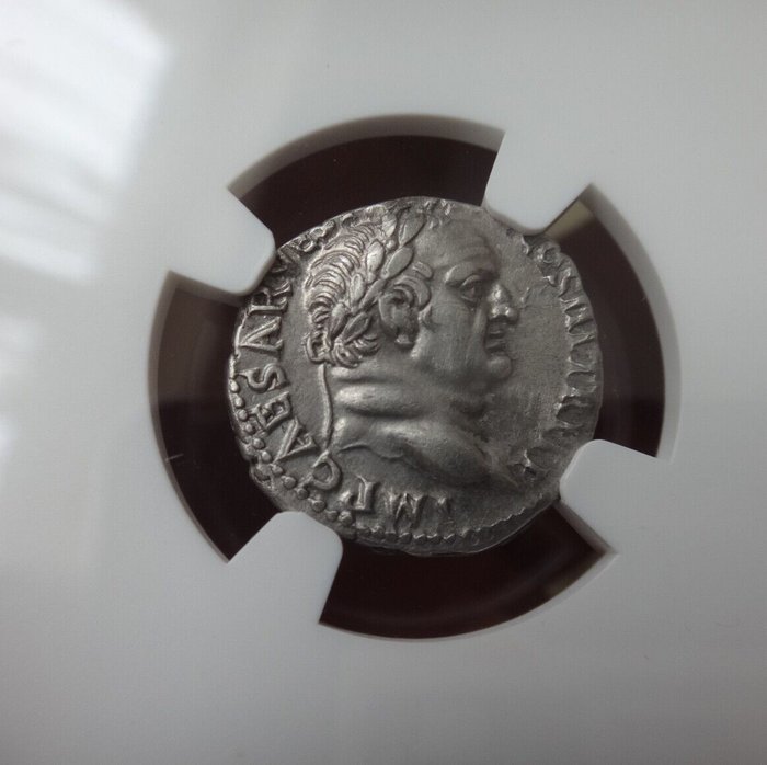 Romarriket. Vespasian with Titus and Domitian as Caesares (69-79). Denarius Ephesus mint. Very rare - NGC "Ch XF" 4/5 - 3/5