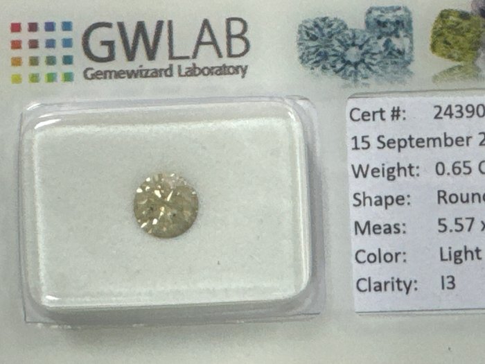 Ingen mindstepris - 1 pcs Diamant  (Naturfarvet)  - 0.65 ct - Rund - Light Grå, Gul - I3 - Gemewizard Gemological Laboratory (GWLab)