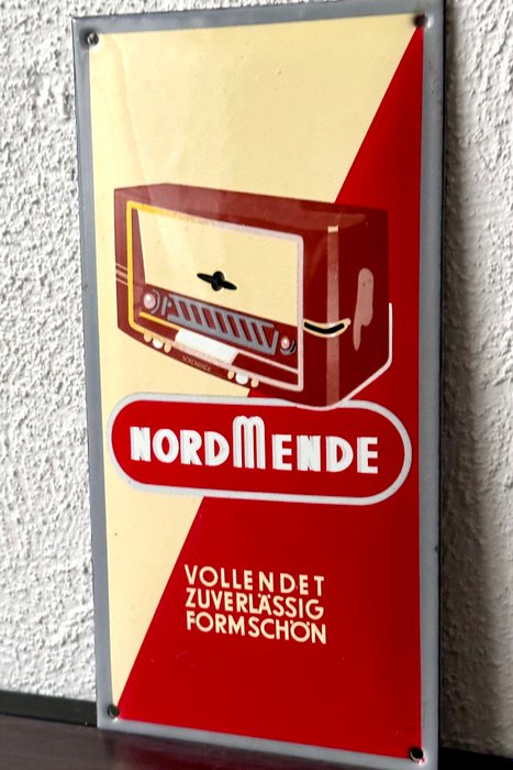 No reserve-Emaille reclamebordje NordMende met afbeeldingen oude lampenradio - Emaljeskilt - Metal