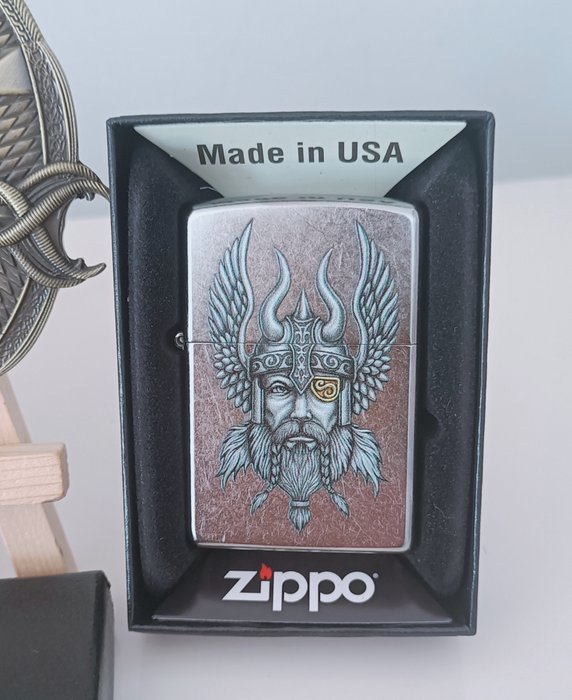 Zippo Encendedor y escudo Vikingo. Artesanía Local - Lighter - Bronze (forgyldt og sølvbelagt/patineret/koldtmalet), Messing