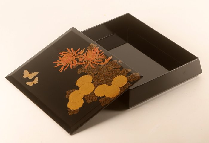 Very fine ryoshibako with chrysanthemum maki-e design signed - including inscribed tomobako - Keizuka - Boks - Guld Træ lak