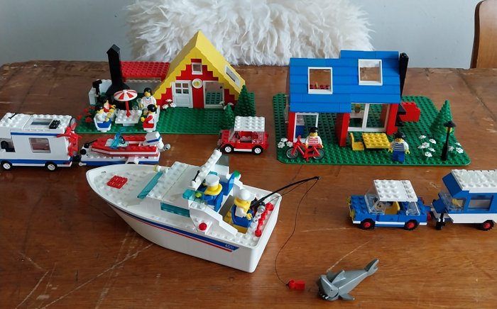 Lego - 6370, 6388, 4011, 6694 - 4x 'recreatie' set. Weekend Home/ Holiday home with caracan/ Cabin Cruiser/ Car with Camper. - 1980-1990