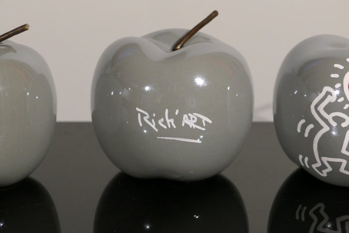 Rich'ART - Lot de 3 pommes en hommage à Keith Haring - L Size - 12,5 cm de diamètre - Peintes à l'acrylique