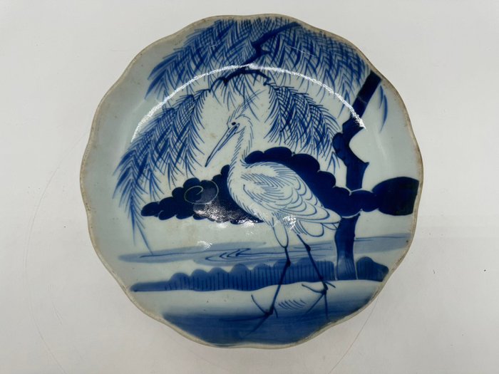 Gammel Imari ware Blå og Hvid Stor Tallerken, Pil og Hejre - Keramik, Porcelæn - 志田窯Shida Kiln Inscribed - Japan - Edo-perioden (1600-1868)