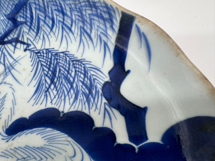 Gammel Imari ware Blå og Hvid Stor Tallerken, Pil og Hejre - Keramik, Porcelæn - 志田窯Shida Kiln Inscribed - Japan - Edo-perioden (1600-1868)