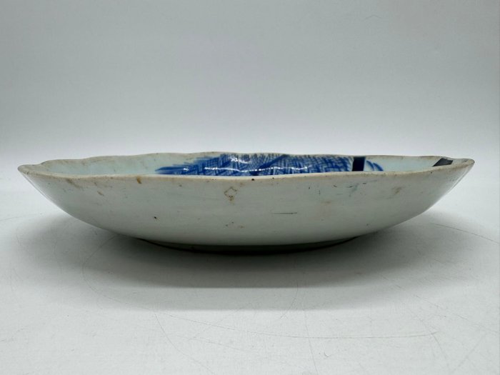 Gammel Imari ware Blå og Hvid Stor Tallerken, Pil og Hejre - Keramik, Porcelæn - 志田窯Shida Kiln Inscribed - Japan - Edo-perioden (1600-1868)