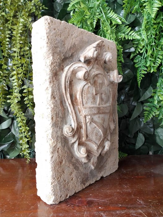 Skulptur, Medaglione "stemma araldico" - 38 cm - Cementsten