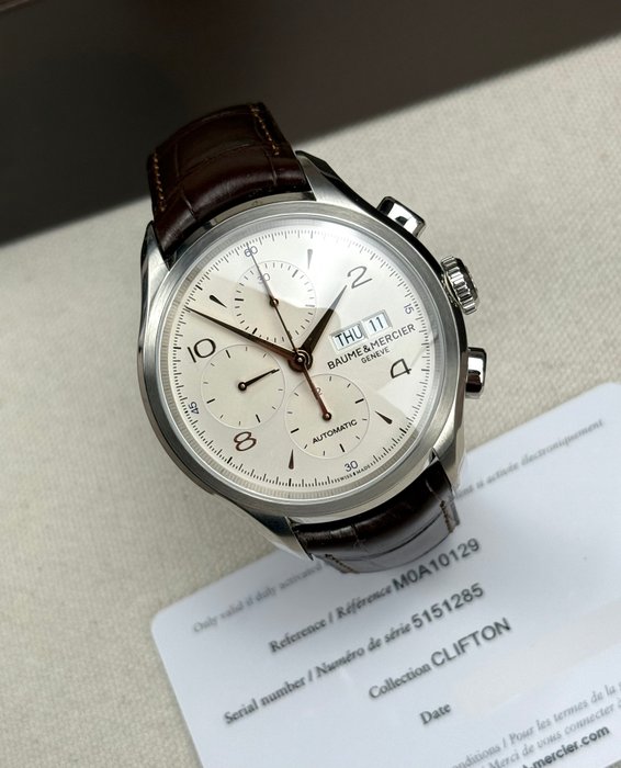 Baume  Mercier - Clifton Chronograph Day/Date - Ingen mindstepris - M0A10129 - Mænd - 2011-nu