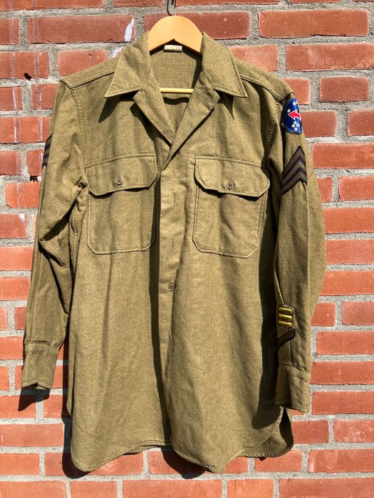 Amerikas Forenede Stater - WW2 US Army Pacific Command Wool Shirt - med Command patch og rank chevrons - Militæruniform