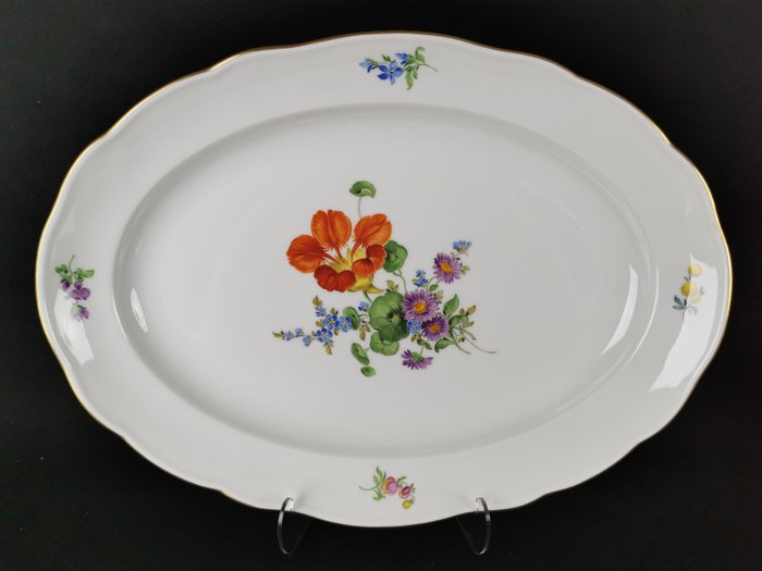 Meissen - Serveringstallerken - Piatto ovale con Blume 3 dipinto a mano - L42cm - Porcelæn