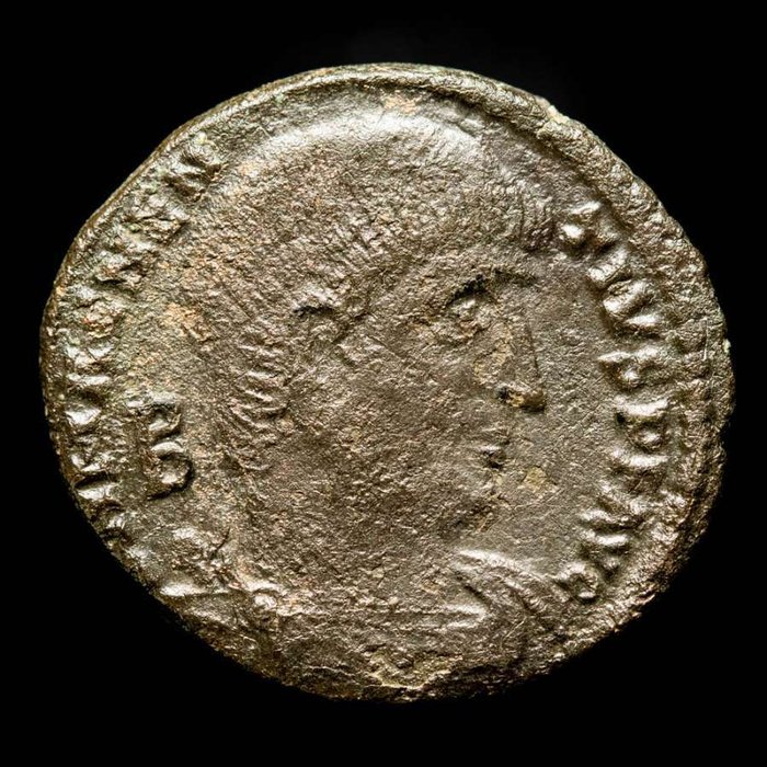 Romarriket. Magnentius (AD 350-353). Maiorina Rome mint. VICT D D N N AVG ET CAE / RQ, two Victories  (Ingen mindstepris)