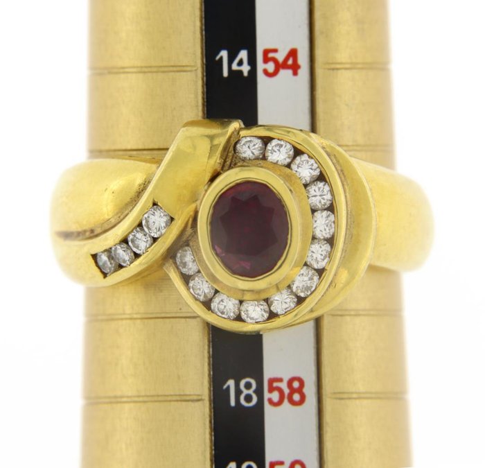 Handmade - Ring - 6.56g - 18 kraat Gulguld -  0.36ct. tw. Rubin - Diamant