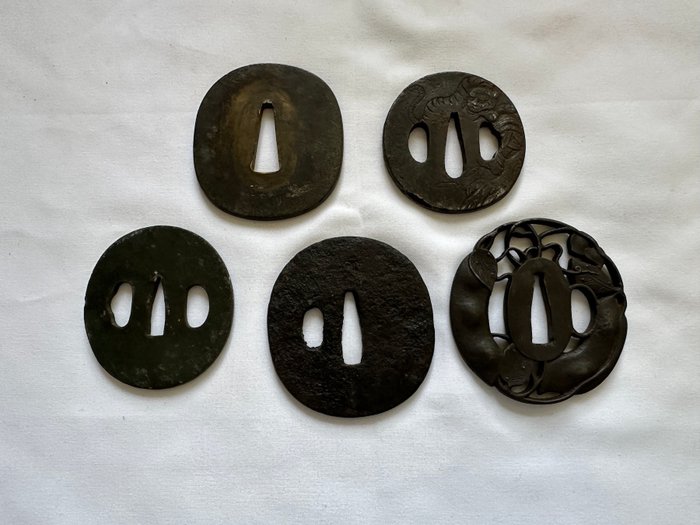 Parti med fem antikke japanske Tsuba Iron Katana Samurai - Jern - Mumei 無名 - Japan - Edo-perioden (1600-1868)