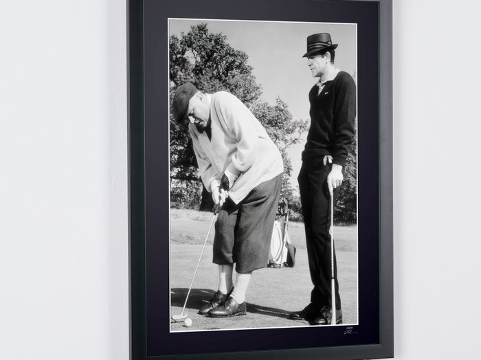 James Bond 007: Goldfinger, Sean Connery (007) and Gert Frobe (Auric Goldfinger) on the Golf course - Fine Art Photography - Luxury Wooden Framed 70X50 cm - Limited Edition Nr 04 of 30 - Serial ID 17607 - Original Certificate (COA), Hologram Logo Editor and QR Code - 100% New items.