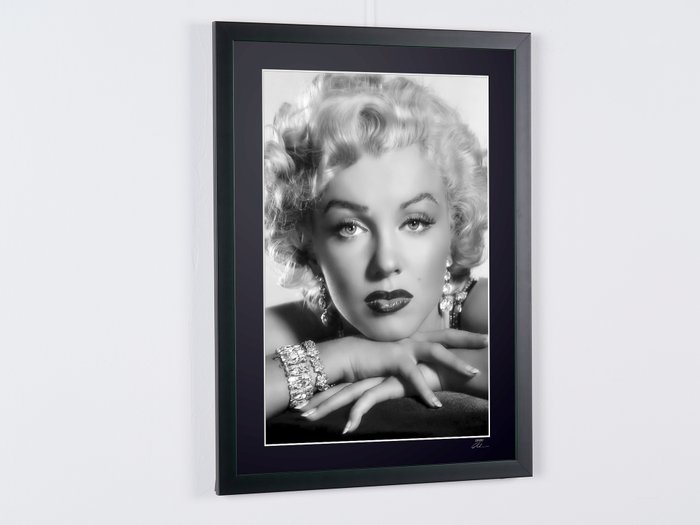 Gentlemen Prefer Blondes 1955 - Marilyn Monroe - Fine Art Photography - Luxury Wooden Framed 70X50 cm - Limited Edition Nr 02 of 30 - Serial ID 16966 - Original Certificate (COA), Hologram Logo Editor and QR Code - 100% New items.