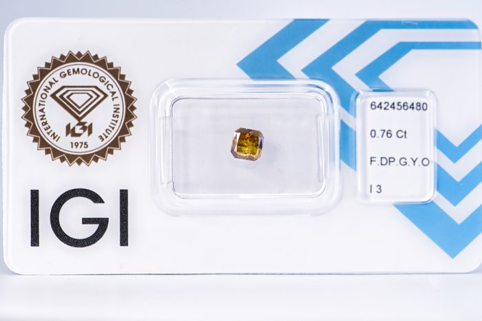 Ingen mindstepris - 1 pcs Diamant  (Naturfarvet)  - 0.76 ct - Radiant - Fancy deep Grønlig, Gullig Orange - I3 - International Gemological Institute (IGI)