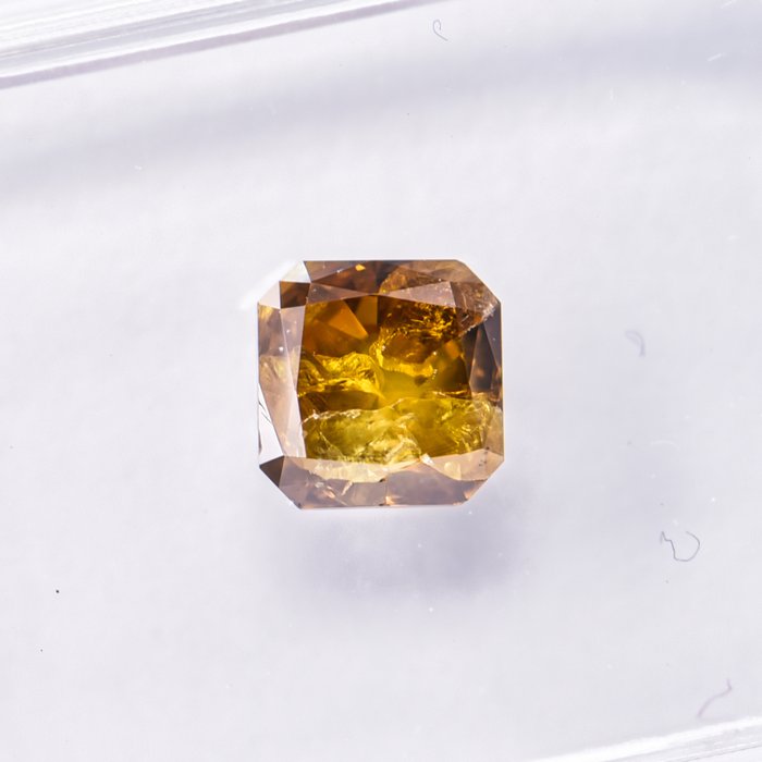 Ingen mindstepris - 1 pcs Diamant  (Naturfarvet)  - 0.76 ct - Radiant - Fancy deep Grønlig, Gullig Orange - I3 - International Gemological Institute (IGI)