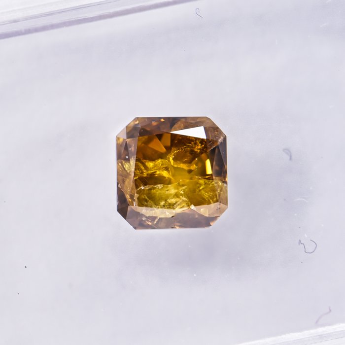 Ingen mindstepris - 1 pcs Diamant  (Naturfarvet)  - 0.76 ct - Radiant - Fancy deep Grønlig, Gullig Orange - I3 - International Gemological Institute (IGI)