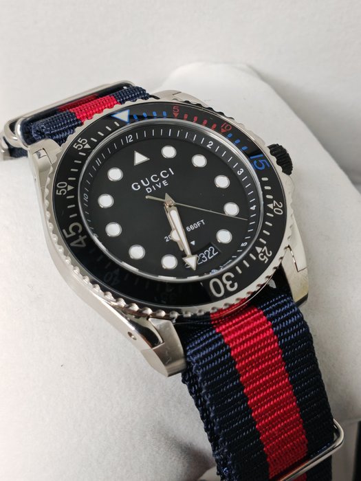 Gucci - Dive Black Dial Red  Blue Nylon Strap Watch For Men - 45mm *NEW/NOS* - YA136210 - Mænd - 2024