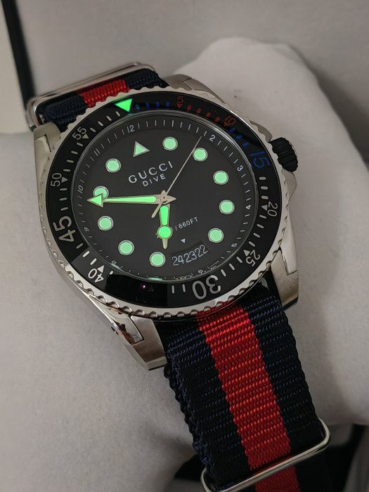 Gucci - Dive Black Dial Red  Blue Nylon Strap Watch For Men - 45mm *NEW/NOS* - YA136210 - Mænd - 2024