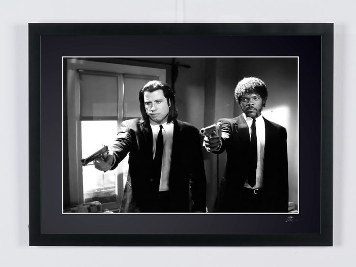 John Travolta as "Vincent Vega » and Samuel L. Jackson as « Jules Winnfield » - Fine Art Photography - Luxury Wooden Framed 70X50 cm - Limited Edition Nr 03 of 30 - Serial ID - Original Certificate (COA), Hologram Logo Editor and QR Code - 100% New items.