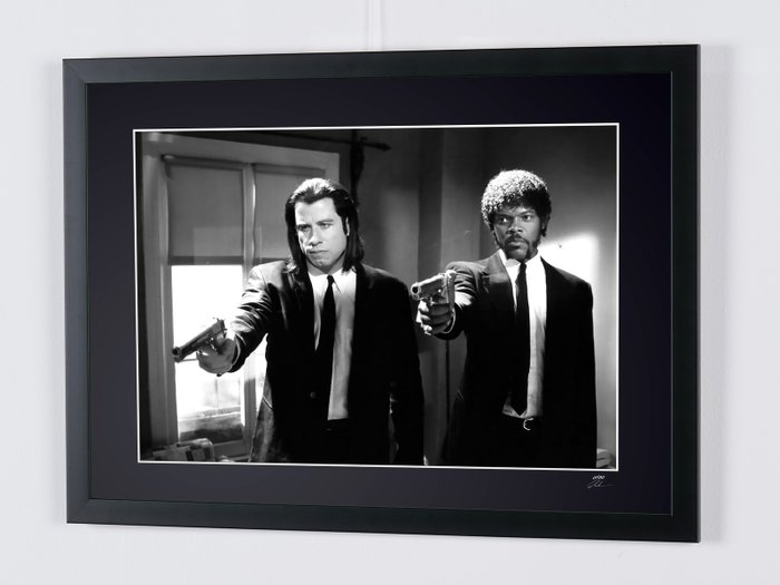 John Travolta as "Vincent Vega » and Samuel L. Jackson as « Jules Winnfield » - Fine Art Photography - Luxury Wooden Framed 70X50 cm - Limited Edition Nr 03 of 30 - Serial ID - Original Certificate (COA), Hologram Logo Editor and QR Code - 100% New items.