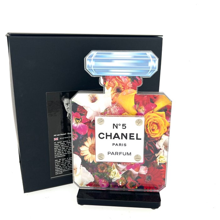 Ad van Hassel (1953) - Luxury Chanel No 5 Sculpture - Flowers 2