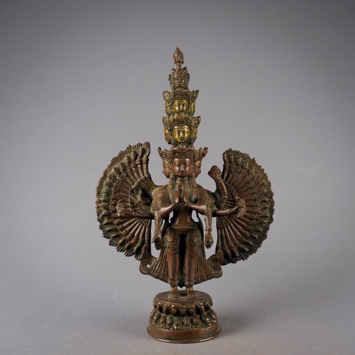 tusindarmet Avalokiteshvara Bodhisattva-figur - Bronze - Indien/Nepal - anden halvdel af det 20. århundrede