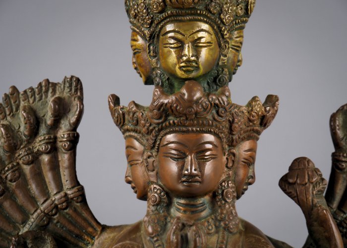 tusindarmet Avalokiteshvara Bodhisattva-figur - Bronze - Indien/Nepal - anden halvdel af det 20. århundrede