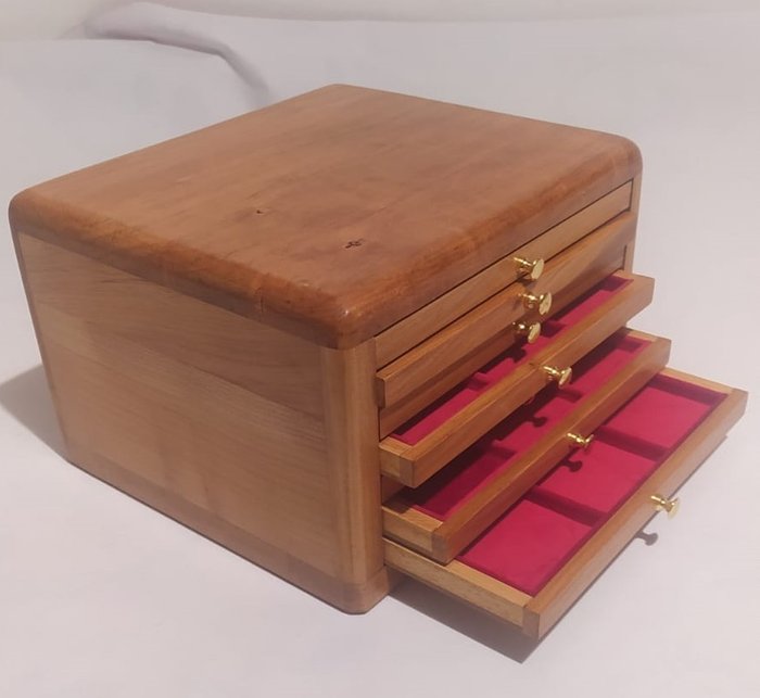 tilbehør. Luxury cabinet for slab in beautiful cherry containing 7 removable trays in fine red velvet