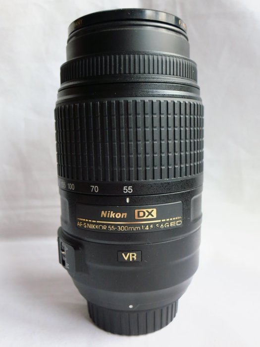 Nikon AF-S DX Nikkor 55-300mm f4.5-5.6G ED VR II + zonnekap HB-57 Kameralinse