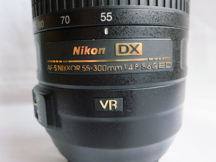 Nikon AF-S DX Nikkor 55-300mm f4.5-5.6G ED VR II + zonnekap HB-57 Kameralinse