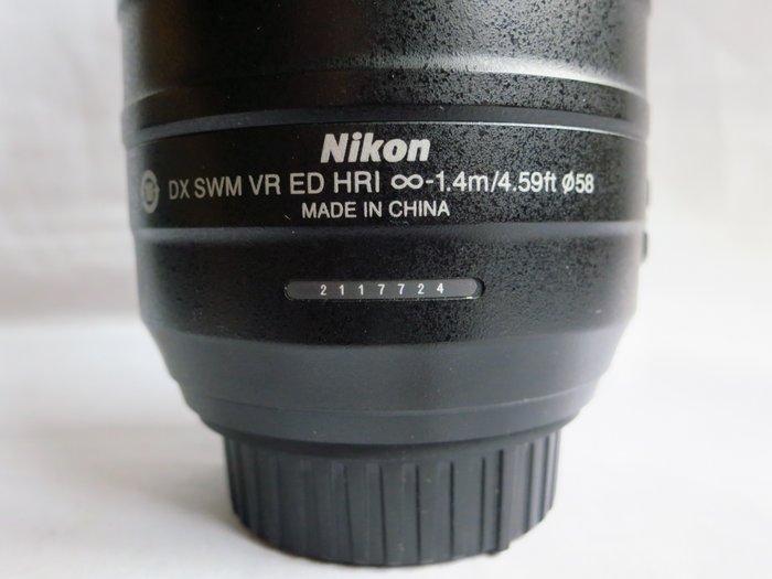 Nikon AF-S DX Nikkor 55-300mm f4.5-5.6G ED VR II + zonnekap HB-57 Kameralinse