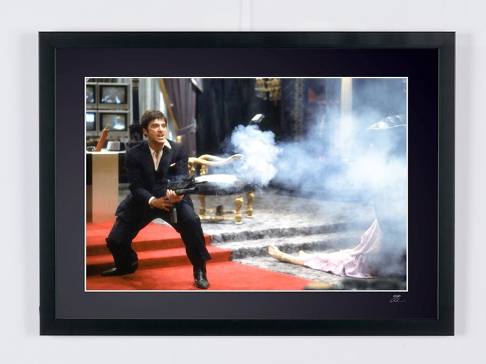 Scarface (1983) - Al Pacino as "Tony Montana" - Fine Art Photography - Luxury Wooden Framed 70X50 cm- Limited Edition Nr 04 of 30 - Serial ID 30693 - Original Certificate (COA), Hologram Logo Editor and QR Code - 100% New items.