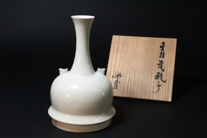 Vase - Elfenbenshvid porcelænsvase 牙白瓷瓶子 af Hirozaki Yuya 廣崎裕哉 med original trææske - Mashiko yaki 益子焼 - Japan  (Ingen mindstepris)