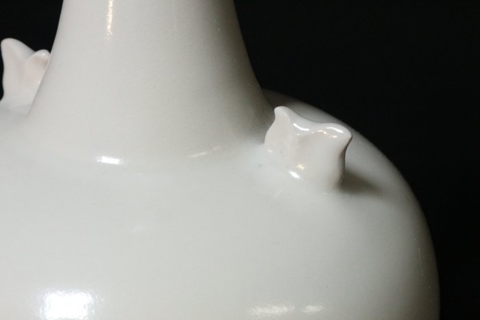 Vase - Elfenbenshvid porcelænsvase 牙白瓷瓶子 af Hirozaki Yuya 廣崎裕哉 med original trææske - Mashiko yaki 益子焼 - Japan  (Ingen mindstepris)