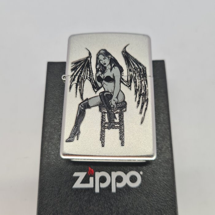 Zippo - Bat Babe in Boots - Lighter - Messing