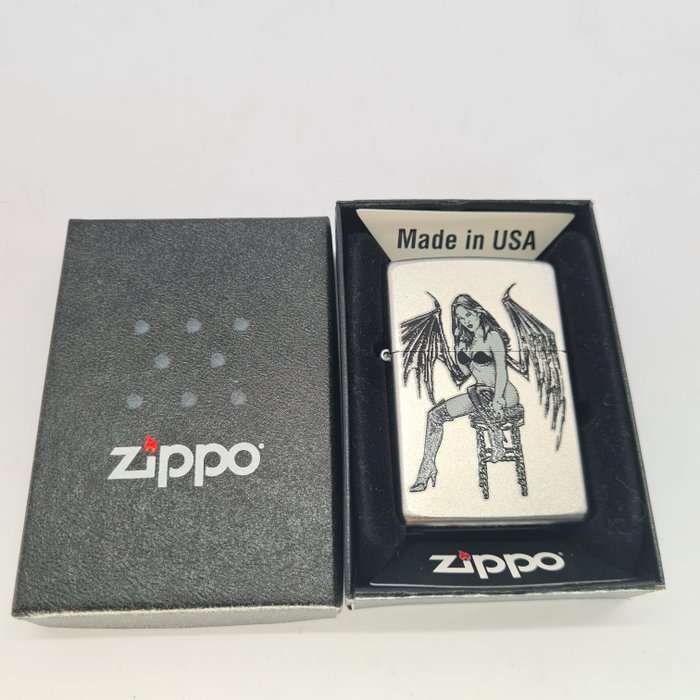 Zippo - Bat Babe in Boots - Lighter - Messing