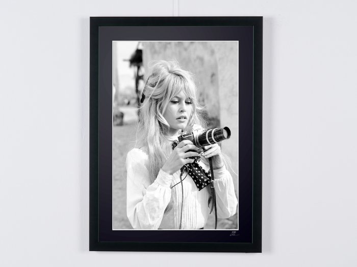 Brigitte Bardot - "Viva Maria”, Texcoco, Mexico, 1965 - Fine Art Photography - Luxury Wooden Framed 70X50 cm - Limited Edition Nr 03 of 35 - Serial ID 20116 - Original Certificate (COA), Hologram Logo Editor and QR Code - 100% New items.