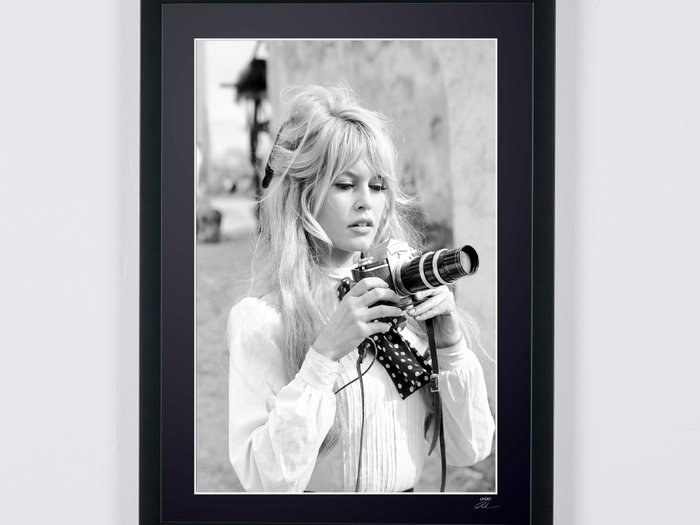 Brigitte Bardot - "Viva Maria”, Texcoco, Mexico, 1965 - Fine Art Photography - Luxury Wooden Framed 70X50 cm - Limited Edition Nr 03 of 35 - Serial ID 20116 - Original Certificate (COA), Hologram Logo Editor and QR Code - 100% New items.