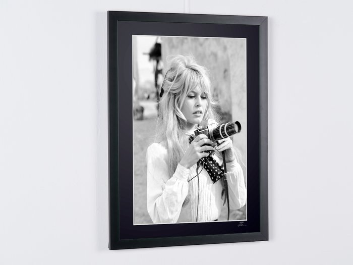 Brigitte Bardot - "Viva Maria”, Texcoco, Mexico, 1965 - Fine Art Photography - Luxury Wooden Framed 70X50 cm - Limited Edition Nr 03 of 35 - Serial ID 20116 - Original Certificate (COA), Hologram Logo Editor and QR Code - 100% New items.