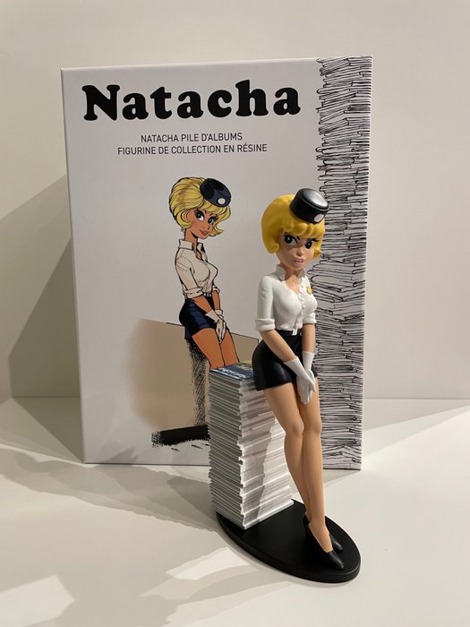 Natacha Billede - Plastoy - Collectoys - Natacha pile d'albums / Natacha met boekenstapel